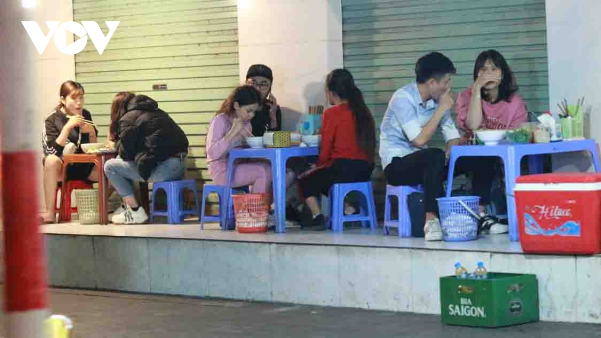 Street food stalls in Hanoi violate COVID-19 guidelines